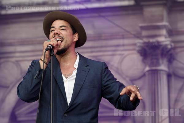 BEN L'ONCLE SOUL AND MONOPHONICS - 2014-07-20 - PARIS - Parvis de l'Hotel de Ville - 